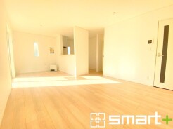 ～穏やかな陽の入るＬＤＫ～
・大きな窓のあるＬＤＫは陽当りも良好で明るい空間となっております。
・ご家族団らんなど過ごす時間の多いＬＤＫが明るいのは嬉しいポイントですね。
