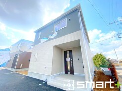 ～スタイリッシュな外観～
・重厚感のあるグレーと清潔感のあるホワイトの組み合わせで、洗練されたクールな雰囲気に。
・２色のコントラストがオシャレでスタイリッシュな外観に見せてくれますね。
