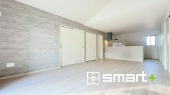 ～ナチュラルな色彩のＬＤＫ～
・自然な風合いの色味で纏められたＬＤＫは家具のコーディネートもしやすくなっております。
・どんなインテリアにするか、考えるだけでも楽しくなりますね。
(４号棟)