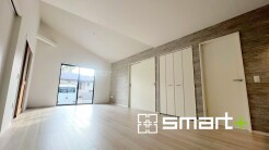 ～日当り良好のＬＤＫ～
・たくさんの窓からたっぷりの陽光が差し込む明るいリビングで寛ぎのひと時を。
・柔らかみのあるナチュラルカラーで、家具やカーテンの色も選びやすいですね。
(４号棟)