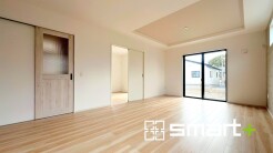 ～折り上げ天井のあるＬＤＫ～
・一部天井を高くする折り上げ天井を配する事で縦への空間が生まれ、開放感のある広々とした仕様に。
・ぜひ現地でその魅力をご体感くださいませ。