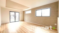 ～日当り良好のＬＤＫ～
・たくさんの窓からたっぷりの陽光が差し込む明るいリビングで寛ぎのひと時を。
・柔らかみのあるナチュラルカラーで、家具やカーテンの色も選びやすいですね。