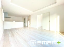 ～穏やかな陽の入るＬＤＫ～
・大きな窓のあるＬＤＫは陽当りも良好で明るい空間となっております。
・ご家族団らんなど過ごす時間の多いＬＤＫが明るいのは嬉しいポイントですね。
