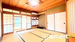 ～「和みの部屋」和室をご用意～
・ゴロンと寝転がったり、お子様のいるご家庭ではお子様を寝かしつけたり、などご活用いただける和室をご用意。
・やはり畳の香りは心が落ち着きますね。
