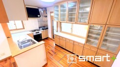 ～広々キッチンスペース～
・キッチンスペースは余裕のある広さとなっており、キッチン内のでのすれ違いも楽々。
・お料理や洗い物がしやすい設計となっております。
