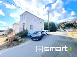 ～十分な広さのある前面道路～
・前面道路は約5ｍございますので、お車でのすれ違いも楽々で余計なストレスがかかりません。
・日々お車での移動が多い方には大切なポイントですね。
