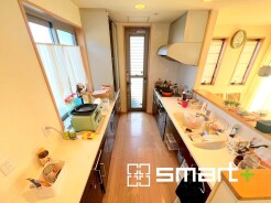 ～人気のカウンターキッチン～
・キッチンには余計な柱が無いので、リビングが見渡せ開放感のある造りとなっております。
・蛇口には浄水器が内蔵されるなど機能面でも優れたキッチンです。
