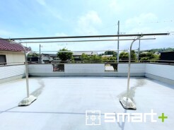 ～ワイドバルコニーを採用～
・バルコニーはワイドタイプなので、洗濯物を沢山干せることはもちろん、バーベキューなどをベランダで楽しんでいただけます。
・テラス屋根などのオプションもお気軽にご相談くださいませ。
