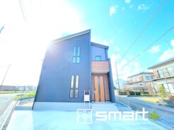 ～シックな色彩の外観を採用～
・外壁に濃い色を採用する事でモダンな印象のシックな外観となっております。
・高級感も出るので毎日家に帰るのが誇らしくなります。ぜひ現地でご確認くださいませ。
