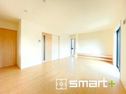 ～窓からはたっぷりの陽光～
・大きな窓から明るい陽光が舞い込みお部屋全体を心地のよい空間に。
・料理と洗濯、片付けなど並行して家事を進める時に便利な回遊動線。無駄のない動きで効率もアップ。
