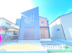 ～モダンな印象の外観～
・ネイビーカラーに木目調のデザインは重厚感ある印象になりますね。
・高級感のあるシンプルなデザインも人気です。
(1号棟)