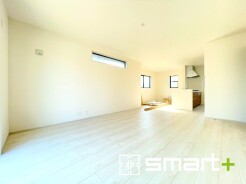 ～穏やかな陽の入るＬＤＫ～
・大きな窓のあるＬＤＫは陽当りも良好で明るい空間となっております。
・ご家族団らんなど過ごす時間の多いＬＤＫが明るいのは嬉しいポイントですね。