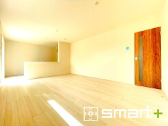 ～窓からはたっぷりの陽光～
・日当り良好のＬＤＫは隣接する和室を開放すると２０帖超の広々とした空間になります。
・家事をしながらご家族との会話が楽しめる人気のカウンターキッチンも魅力です。
