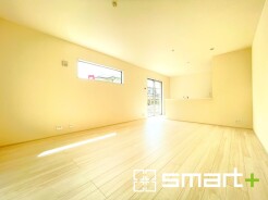 ～穏やかな陽の入るＬＤＫ～
・大きな窓のあるＬＤＫは陽当りも良好で明るい空間となっております。
・ご家族団らんなど過ごす時間の多いＬＤＫが明るいのは嬉しいポイントですね。
