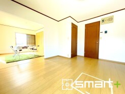 ～ナチュラルな色彩のＬＤＫ～
・自然な風合いの色味で纏められたＬＤＫは家具のコーディネートもしやすくなっております。
・どんなインテリアにするか、考えるだけでも楽しくなりますね。
