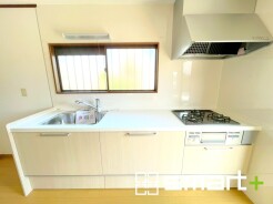 ～リビングを有効活用～
・キッチンは対面式ではなく壁側にございますので、お部屋の中の空間を有効活用できます。
・現地ではぜひ家具の配置などもイメージしながらご見学くださいませ。
