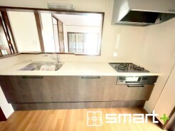 ～人気のカウンターキッチン～
・キッチンは人気のカウンタータイプを採用。「ご家族の顔が見える」造りです。
・汚れの付きづらい天板、水はけの良いシンクなど機能面でも充実の仕様。
