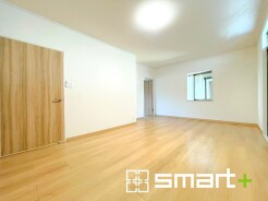 ～穏やかな陽の入るＬＤＫ～
・大きな窓のあるＬＤＫは陽当りも良好で明るい空間となっております。
・ご家族団らんなど過ごす時間の多いＬＤＫが明るいのは嬉しいポイントですね。
