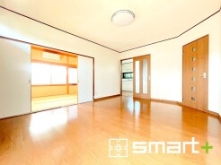 ～穏やかな陽の入るＬＤＫ～
・大きな窓のあるＬＤＫは陽当りも良好で明るい空間となっております。
・ご家族団らんなど過ごす時間の多いＬＤＫが明るいのは嬉しいポイントですね。
