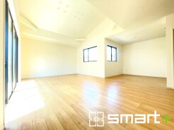 ～余裕の空間が広がるＬＤＫ～
・３１．７帖あるＬＤＫはご家族団らんのお時間を余裕の広さで演出してくれます。
・ご内覧の際は家具の配置などもイメージしながらご覧くださいませ。
