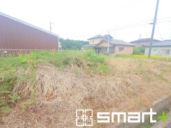 ～閑静な住宅街の立地～
・周辺は閑静な住宅街となっておりますので、静かな暮らしをご実現いただけます。
・前面道路の交通量も多くないので、小さなお子様がいるご家庭でもご安心ですね。
