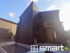 ～シックな色彩の外観を採用～
・外壁に濃い色を採用する事でモダンな印象のシックな外観となっております。
・高級感も出るので毎日家に帰るのが誇らしくなります。ぜひ現地でご確認くださいませ。
