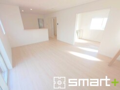～ゆとりある広さのＬＤＫ～
・隣接する和室を開放すると２１帖の広々とした空間になります。
・家事をしながらご家族との会話が楽しめる人気のカウンターキッチンも魅力です。
