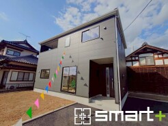 ～シックな色彩の外観を採用～
・外壁に濃い色を採用する事でモダンな印象のシックな外観となっております。
・高級感も出るので毎日家に帰るのが誇らしくなります。ぜひ現地でご確認くださいませ。
(４号棟)