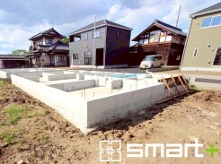 ～ベタ基礎でしっかりとした土台～
・コンクリートの中に鉄筋を配し強度を高めた「ベタ基礎」を採用。
・しっかりとした土台を造ったうえで、その上に建物が築造されていきます。

