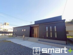 ~シックな色彩の外観を採用~
・外壁に濃い色を採用する事でモダンな印象のシックな外観となっております。
・高級感も出るので毎日家に帰るのが誇らしくなります。ぜひ現地でご確認くださいませ。