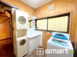 ～シャワー付き洗面台を採用～
・洗面台の蛇口がホースで伸びシャワーとしてご利用可能。
・朝の寝ぐせ直しなどにシャワーを使いたい時、洗面台の掃除をする際にも便利にお使いいただけますよ。
