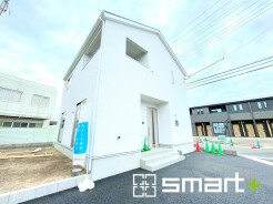 ～ベタ基礎でしっかりとした土台～
・コンクリートの中に鉄筋を配し強度を高めた「ベタ基礎」を採用。
・しっかりとした土台を造ったうえで、その上に建物が築造されていきます。(1号棟)
