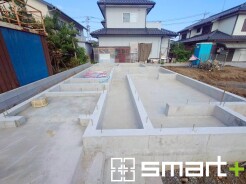 ～ベタ基礎でしっかりとした土台～
・コンクリートの中に鉄筋を配し強度を高めた「ベタ基礎」を採用。
・しっかりとした土台を造ったうえで、その上に建物が築造されていきます。
