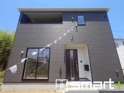 ～シックな色彩の外観を採用～
・外壁に濃い色を採用する事でモダンな印象のシックな外観となっております。
・高級感も出るので毎日家に帰るのが誇らしくなります。ぜひ現地でご確認くださいませ。
