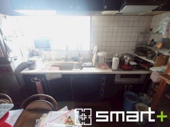 ～広々キッチンスペース～
・キッチンスペースは余裕のある広さとなっており、キッチン内のでのすれ違いも楽々。
・お料理や洗い物がしやすい設計となっております。
