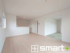 ～ナチュラルな色彩のＬＤＫ～
・自然な風合いの色味で纏められたＬＤＫは家具のコーディネートもしやすくなっております。
・どんなインテリアにするか、考えるだけでも楽しくなりますね。（１号棟）

