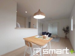 ～ナチュラルな色彩のＬＤＫ～
・自然な風合いの色味で纏められたＬＤＫは家具のコーディネートもしやすくなっております。
・どんなインテリアにするか、考えるだけでも楽しくなりますね。
