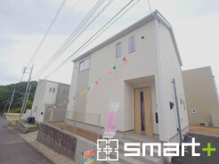 ～明るさを感じる外観～
・外壁は２トーンカラーを採用し、デザイン性に優れた見た目となっております。
・帰宅した際にホッと感じるような飽きのこない外観。ぜひ現地でご確認くださいませ。
