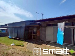 ～和風な外観の邸宅～
・シックな和風の外観のお住まい。心が落ち着く見た目となっております。
・外壁や屋根のリフォームをお考えの方もお気軽にご相談くださいませ。
