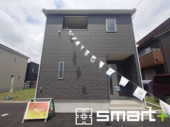 ～シックな色彩の外観を採用～
・外壁に濃い色を採用する事でモダンな印象のシックな外観となっております。
・高級感も出るので毎日家に帰るのが誇らしくなります。ぜひ現地でご確認くださいませ。