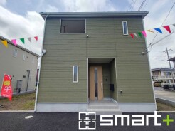 ～アースカラーのおしゃれな外観～
・まるで森の中に佇む家のような、ナチュラルでおしゃれな雰囲気の外観です。
・癒しの効果もあるモスグリーンは落ち着いた印象ですね。
(１号棟)