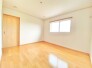 心と体をゆったりと安らげる主寝室。寝室のゆとりが大きい分だけ、暮らしの安らぎは深まります。一日の疲れを癒すだけでなく、ご夫婦の親密な語らいを紡ぎ出します！