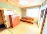 ～「和みの部屋」和室をご用意～
・ゴロンと寝転がったり、お子様のいるご家庭ではお子様を寝かしつけたり、などご活用いただける和室をご用意。
・やはり畳の香りは心が落ち着きますね。
