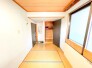 ～「和みの部屋」和室をご用意～
・ゴロンと寝転がったり、お子様のいるご家庭ではお子様を寝かしつけたり、などご活用いただける和室をご用意。
・やはり畳の香りは心が落ち着きますね。
