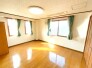 ～収納豊富な洋室～
・各居室に備え付けの収納をご用意。タンスなどを置く場合と比べ出っ張らないので部屋の中を有効のご活用いただけます。
・収納の広さなどぜひ現地でご確認くださいませ。

