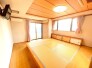 ～収納豊富な和室～
・各居室に備え付けの収納をご用意。タンスなどを置く場合と比べ出っ張らないので部屋の中を有効のご活用いただけます。
・収納の広さなどぜひ現地でご確認くださいませ。
