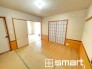 ～２面採光の明るいお部屋～
・和室は２面採光とする事で穏やかな陽の入る明るい空間となっております。
・くつろぎのプライベート時間を明るい空間で穏やかにお過ごしいただけます。
