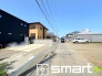 ～十分な広さのある前面道路～
・前面道路は約4ｍございますので、お車でのすれ違いも可能で余計なストレスがかかりません。
・日々お車での移動が多い方には大切なポイントですね。
