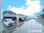 ～十分な広さのある前面道路～
・前面道路は約６ｍございますので、お車でのすれ違いも楽々で余計なストレスがかかりません。
・日々お車での移動が多い方には大切なポイントですね。
