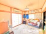 ～２面採光の明るいお部屋～
・和室は２面採光とする事で穏やかな陽の入る明るい空間となっております。
・くつろぎのプライベート時間を明るい空間で穏やかにお過ごしいただけます。
